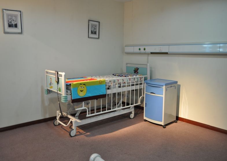 Lits d'hôpital pédiatriques d'hôpital électrique multi de fonction avec quatre moteurs